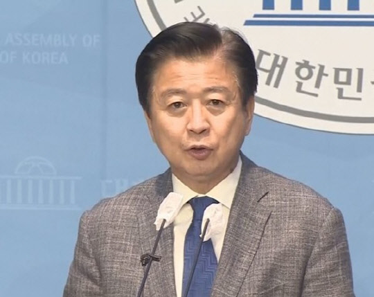 더불어민주당 노웅래 의원이 17일 오전 서울 여의도 국회 소통관에서 기자회견을 열고 자신의 국회 사무실 등에 대한 검찰의 압수수색에 대해 "제 결백을 증명하는 데 제 모든 정치생명을 걸겠다"고 입장을 밝히고 있다.<연합뉴스TV 제공>